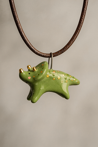 Подвеска ручной работы с динозавром «‎Трицератопс»‎, хаки, золотистый, керамика, фото 1.