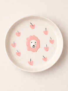 Тарелка ручной работы Мария Гордеева с фигуркой Лев c розовыми сердечками, белая, полуфарфор, 13 см