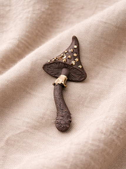 Брошь ручной работы Фарфор Булыгина «Мухомор», чёрно-золотистая, фото 3.