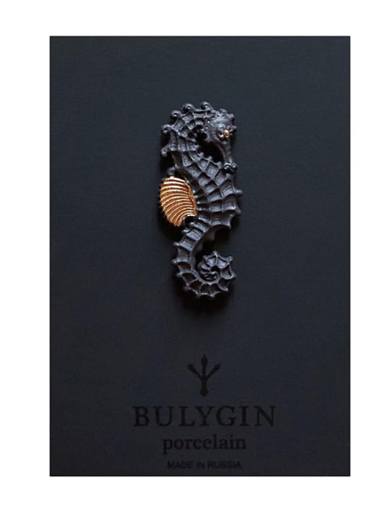 Брошь ручной работы Bulygin «Морской конёк», фарфор, чёрно-золотистая, фото 3.