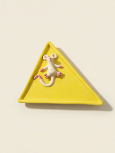 Треугольная тарелка ручной работы «Мышка», желтая, керамика