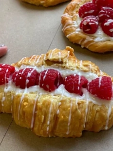 Мыло ручной работы «Круассан с малиной»