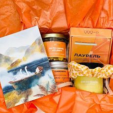 Подарочный набор на 8 марта с уходовой косметикой, свечой и карамелью