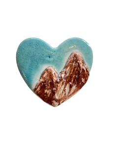 Брошь ручной работы КерамЕлКа «Горы в сердце», голубая, керамика