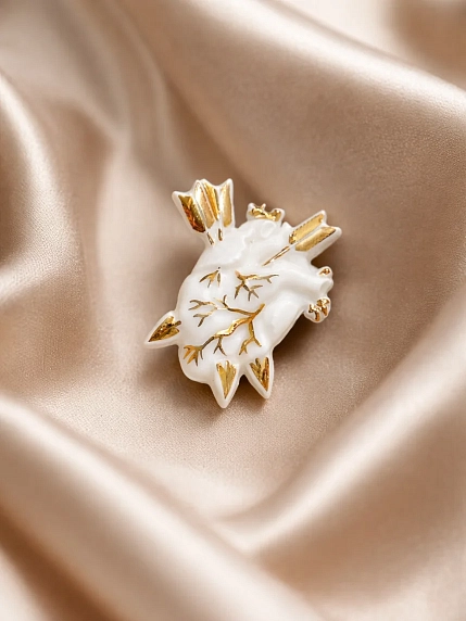 Брошь ручной работы Фарфор Булыгина «Разбитое сердце», бело-золотистая, фото 5.