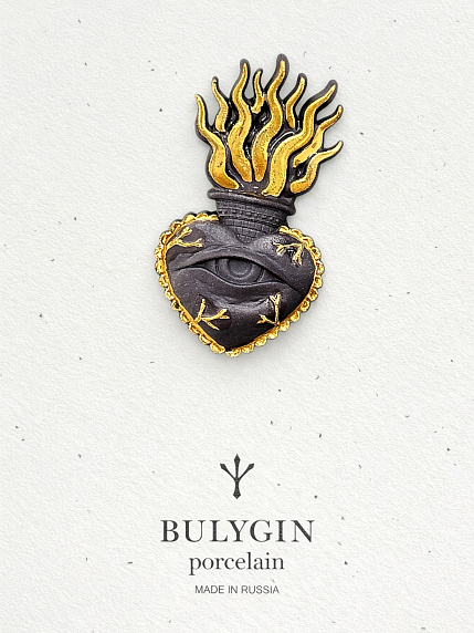 Брошь ручной работы Bulygin «Огненное сердце», фарфор, чёрно-золотистая, фото 1.
