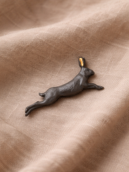 Брошь ручной работы Bulygin «Заяц», фарфор, чёрно-золотистая, фото 4.
