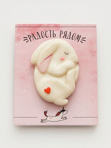 Брошь ручной работы Радость Рядом «Спящий зайчик», полимерная глина, белая, фото 2.