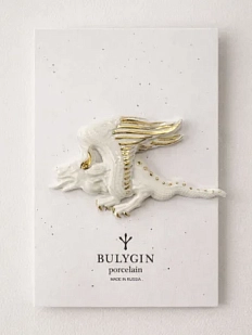 Брошь ручной работы Фарфор Булыгина «Песозмей», бело-золотистая