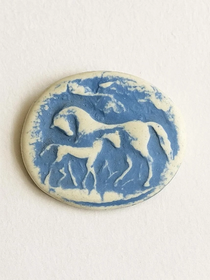 Брошь ручной работы Elizabeth Madar «Лошадь с жеребенком » голубая, керамика, фото 1.