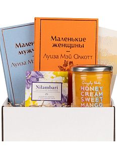 Подарочный набор с книгами «Маленькие женщины», «Маленькие мужчины» и сладостями