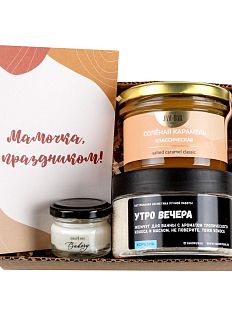 Подарочный набор с ароматической свечой, скрабом для тела и мягкой карамелью