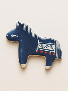 Брошь ручной работы Лошадка в пончо, синяя, керамика