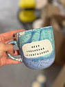Кружка ручной работы Тата вытворяет/NF ceramics «Клуб анонимных трудоголиков», голубая, керамика, 450 мл, превью фото 1
