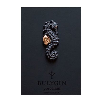 Брошь ручной работы Bulygin «Морской конёк», фарфор, чёрно-золотистая, фото 2.