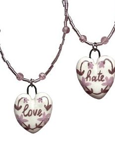 Чокер ручной работы в виде сердечка «Love / Hate», двусторонний, керамика, бисер