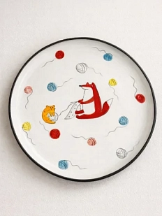 Тарелка ручной работы Ким керамика с бортиком Лис с хомяком и клубочками пряжи, белая, 21 см