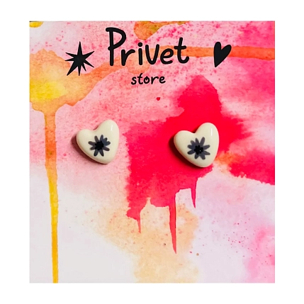 Серёжки-гвоздики ручной работы Звер «Белые сердечки с серым цветочком», керамика, фото 1.