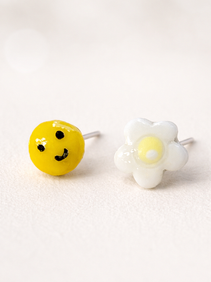 Серёжки-гвоздики Радость Рядом «Смайлик и цветочек», полимерная глина, фото 1.