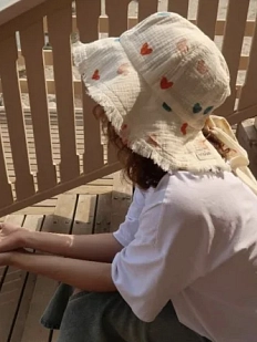 Панама Гнёздышко с бахромой и лентами, бежевая с сердечками