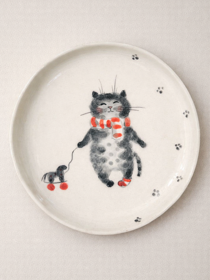 Тарелка ручной работы Ким керамика с бортиком Котёнок с лошадкой, белая, фарфор, 14 см, фото 2.