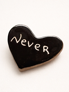 Брошь ручной работы сердечко Never, черный, керамика