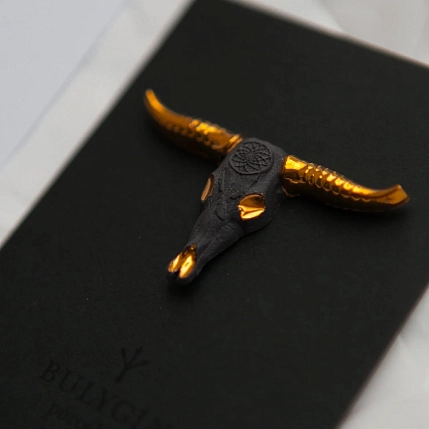 Брошь ручной работы Фарфор Булыгина «Бык», чёрно-золотистая, фото 3.