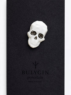 Брошь ручной работы Bulygin «Череп полигональный», бело-серебристая, фарфор