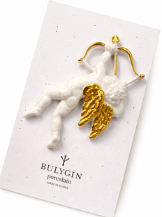 Брошь ручной работы Bulygin «Купидон с луком», фарфор, бело-золотистая
