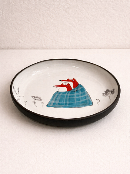 Тарелка ручной работы Ким керамика с бортиком Пара лисичек с пледом, белая, 13 см, фото 2.