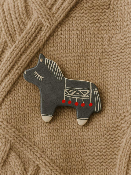 Брошь ручной работы Лошадка в пончо, серая, керамика, фото 2.