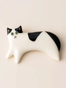 Брошь ручной работы Екатерина Юдо «Лежащий бело-чёрный кот», керамика