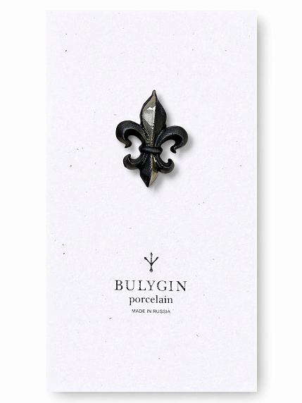Брошь ручной работы Bulygin «Геральдическая лилия», фарфор, чёрно-серебристая, фото 1.