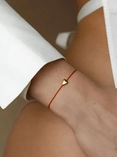 Браслет Something Special с золотым сердцем на красной нити