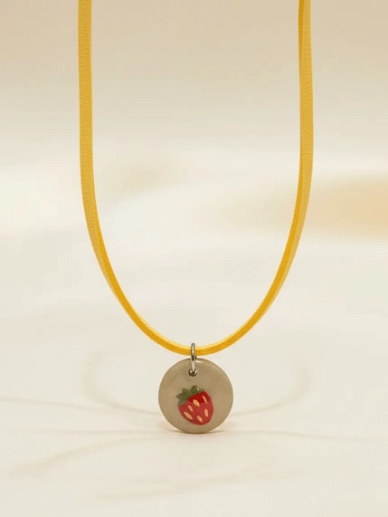 Чокер ручной работы Малёма «Клубника» на жёлтом замшевом шнурке, керамика, фото 1.