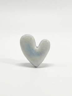 Брошь ручной работы «Пухлое сердце», светло-голубая, керамика