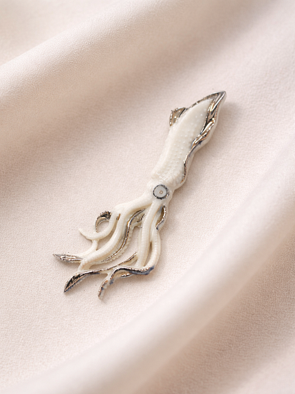 Брошь ручной работы Bulygin «Кальмар», фарфор, бело-серебристая, фото 3.