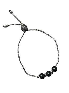 Браслет с чёрными бусинами