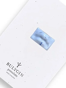 Брошь ручной работы Фарфор Булыгина «Губы античные», голубая