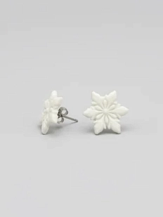 Серёжки-гвоздики КерамЕлКа «Звёздные снежинки», белые, фарфор