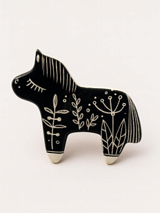 Брошь ручной работы Лошадка и травы, черная, керамика