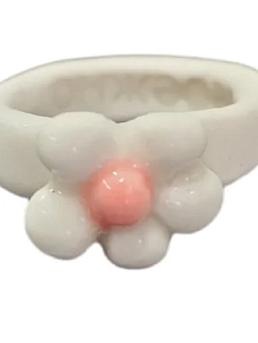 Кольцо ручной работы Бережно с объёмной декором «‎Цветочек»‎‎, керамика, белое