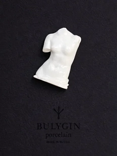 Брошь ручной работы Фарфор Булыгина «Античный торс», белая