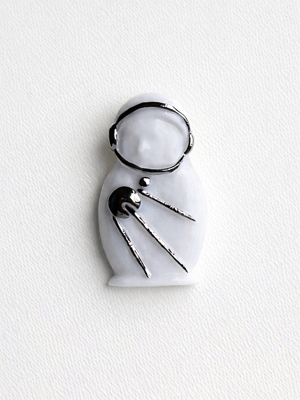 Брошь ручной работы Bulygin «Гагарин» малая, бело-серебристая, фарфор, фото 2.