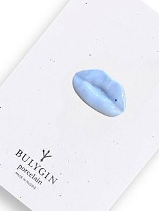 Брошь ручной работы Bulygin «Губы», голубая, фарфор