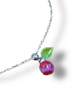 Подвеска Керко на цепочке ручной работы со стеклянной ягодкой ирги