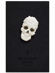 Брошь ручной работы Фарфор Булыгина «Череп» малый, бело-серебристая