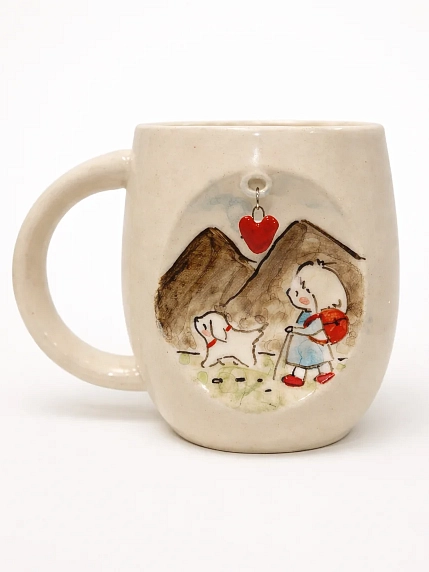 Кружка ручной работы НАДО ЖЕ с подвеской сердечком и росписью «Девочка и собачка в горах», белая, керамика, 300 мл, фото 1.