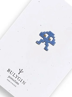 Брошь ручной работы Фарфор Булыгина «Захватчик» малая, синяя