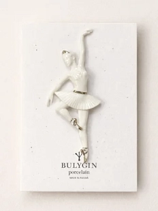 Брошь ручной работы Фарфор Булыгина «Балерина Па №1», бело-серебристая